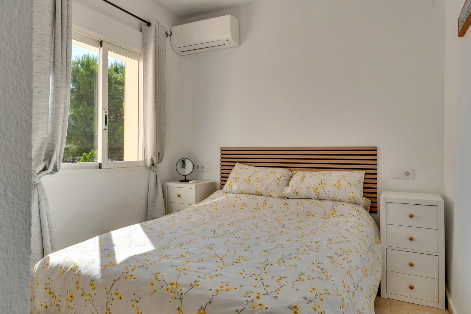 Schlafzimmer mit Außenfenster