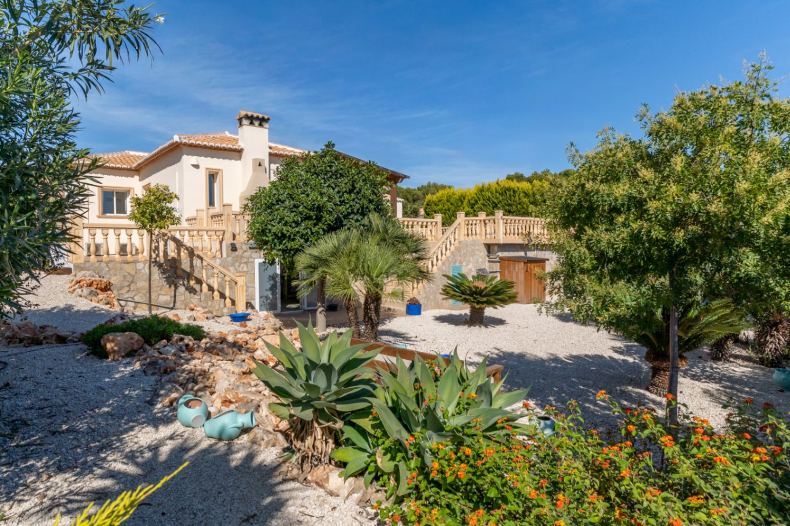 Garten und Außenansicht der Villa