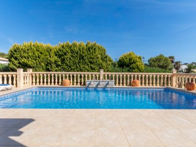 Pool und Terrasse