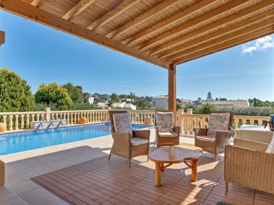 Überdachte Terrasse und Pool