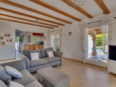 Wohnzimmer mit Zugang zur Terrasse