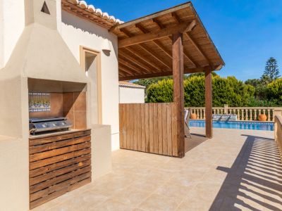 Terrasse mit Grill und Pool