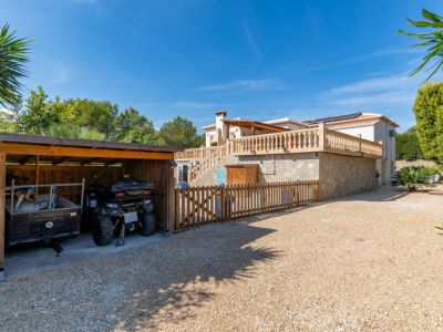 Parkbereich und Carport