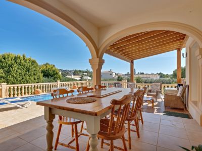 Überdachte Terrasse und Pool