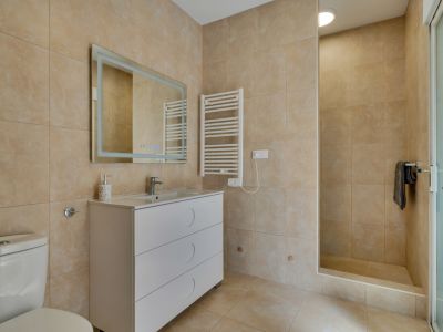 Badezimmer mit Dusche