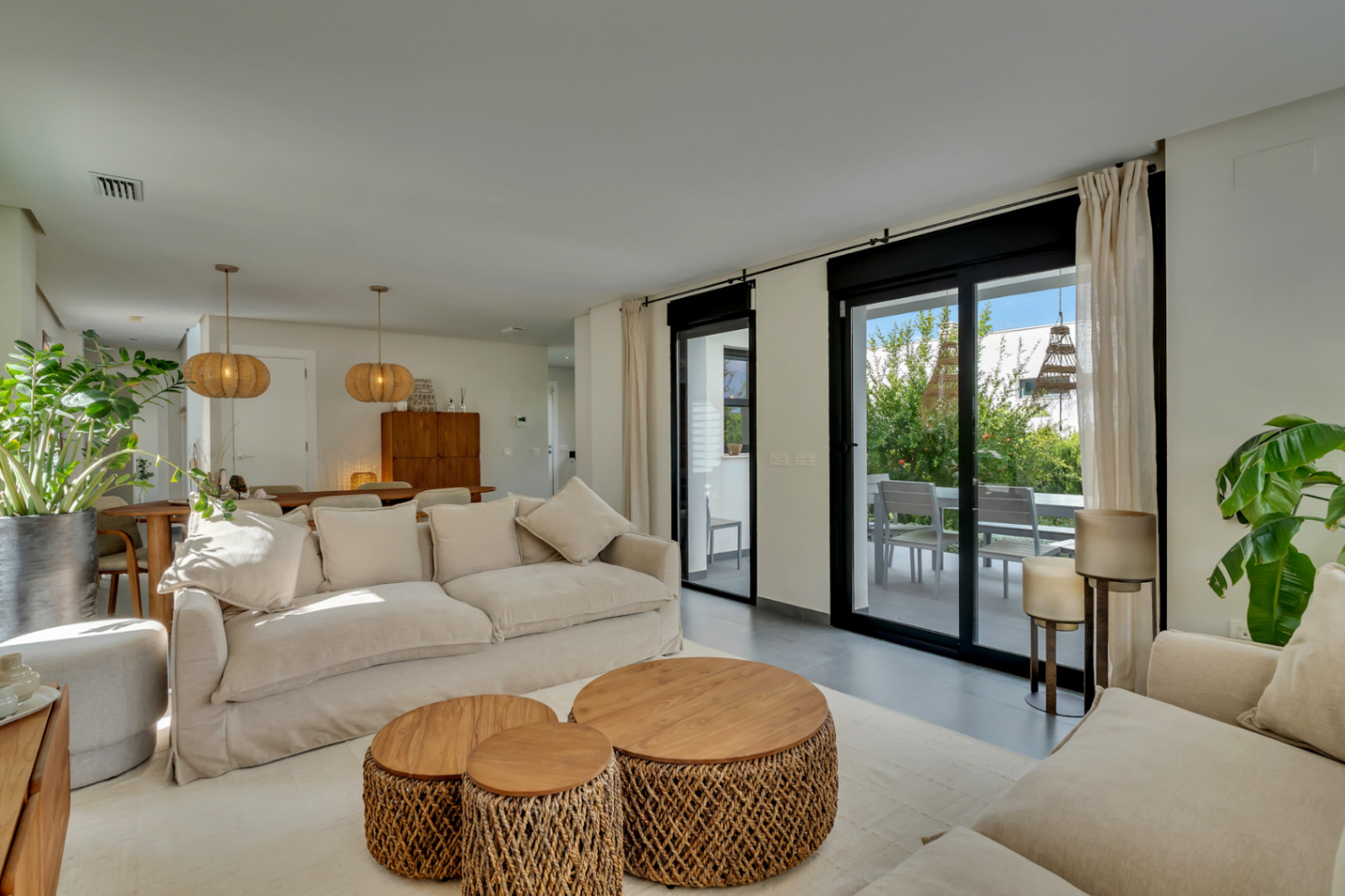 Wohnzimmer mit Zugang zur Terrasse
