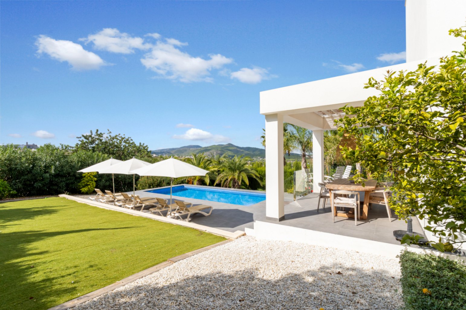 Garten mit Pool und Terrasse