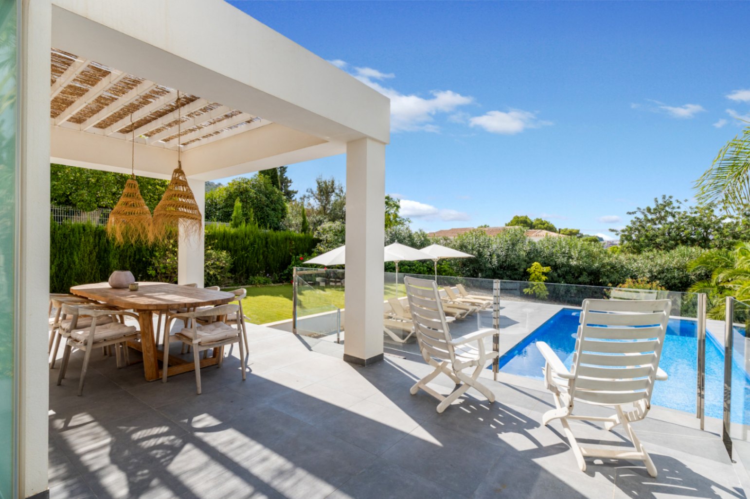 Überdachte Terrasse und Pool