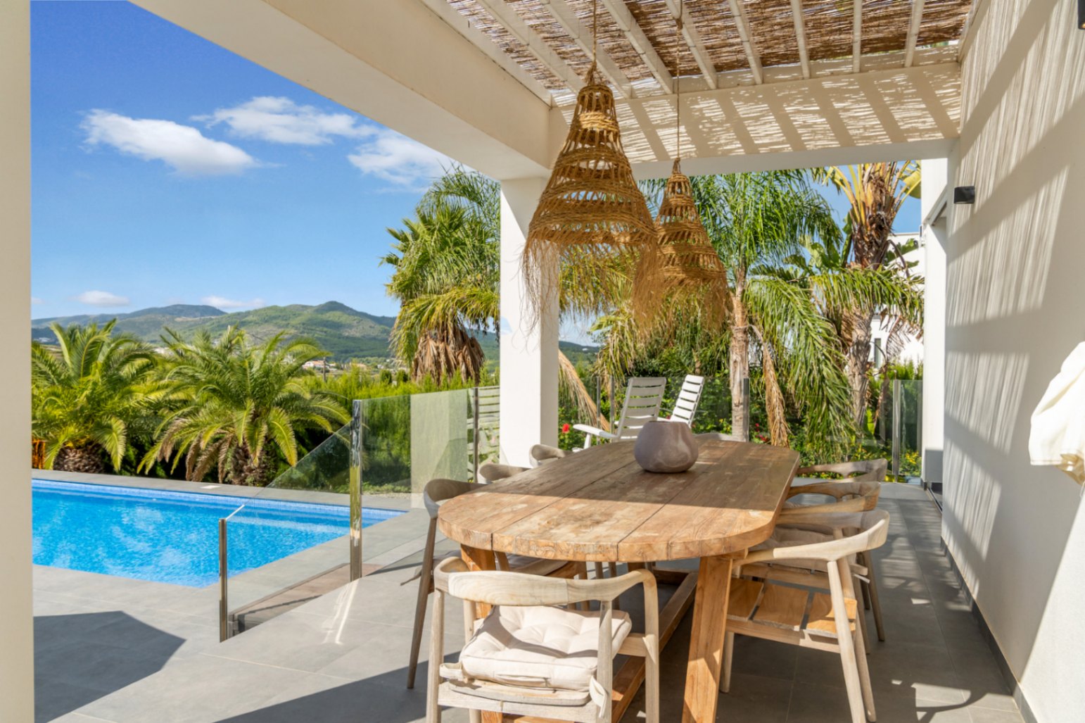 Überdachte Terrasse am Pool