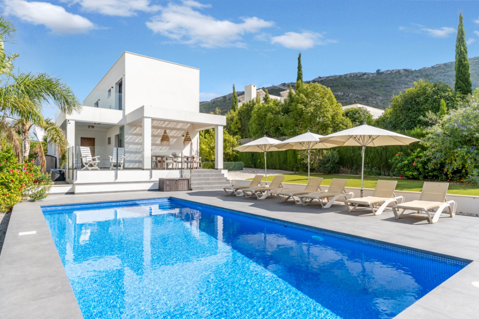Swimmingpool und Terrasse