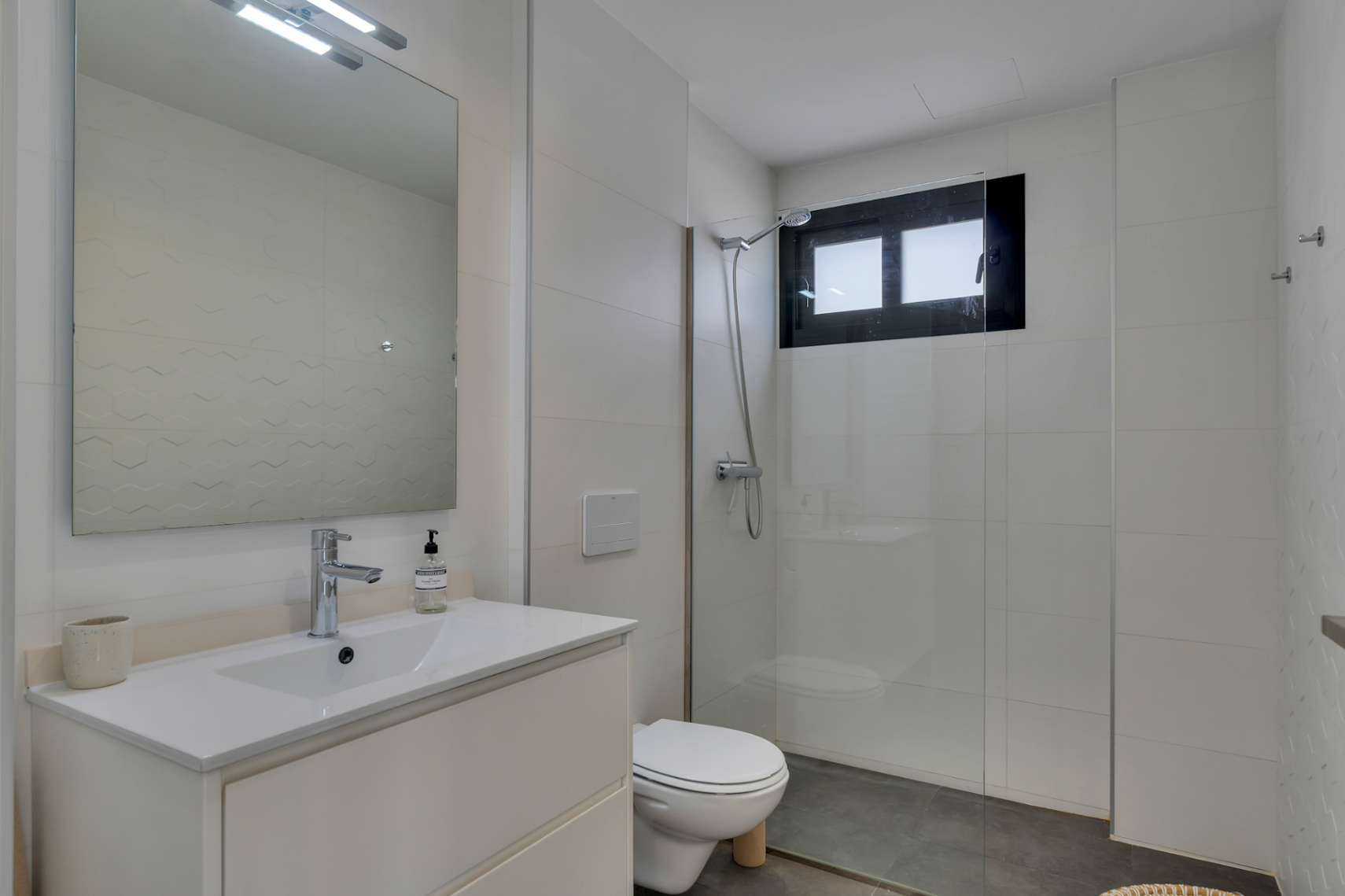Badezimmer mit Dusche