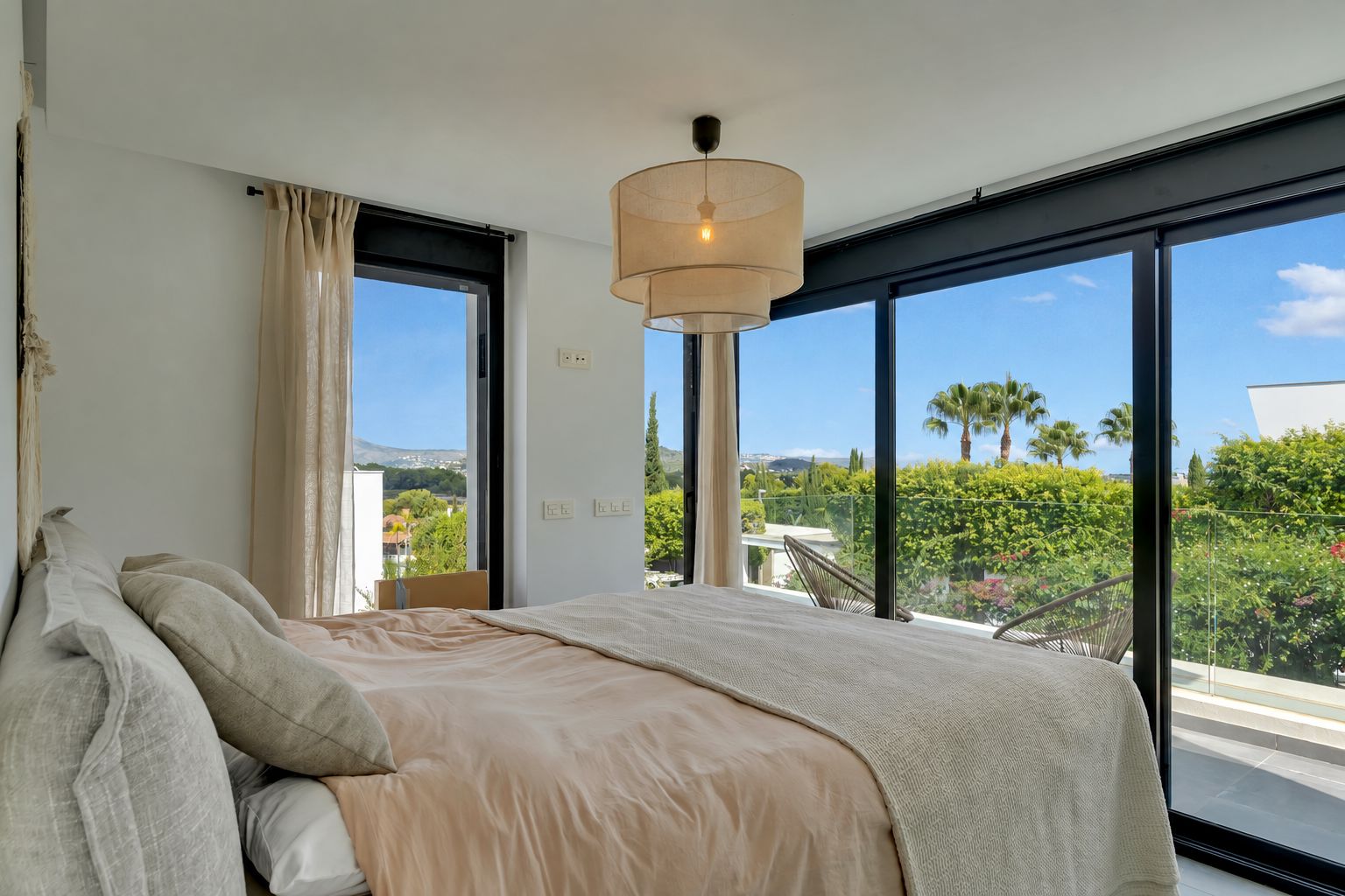 Schlafzimmer mit Balkon