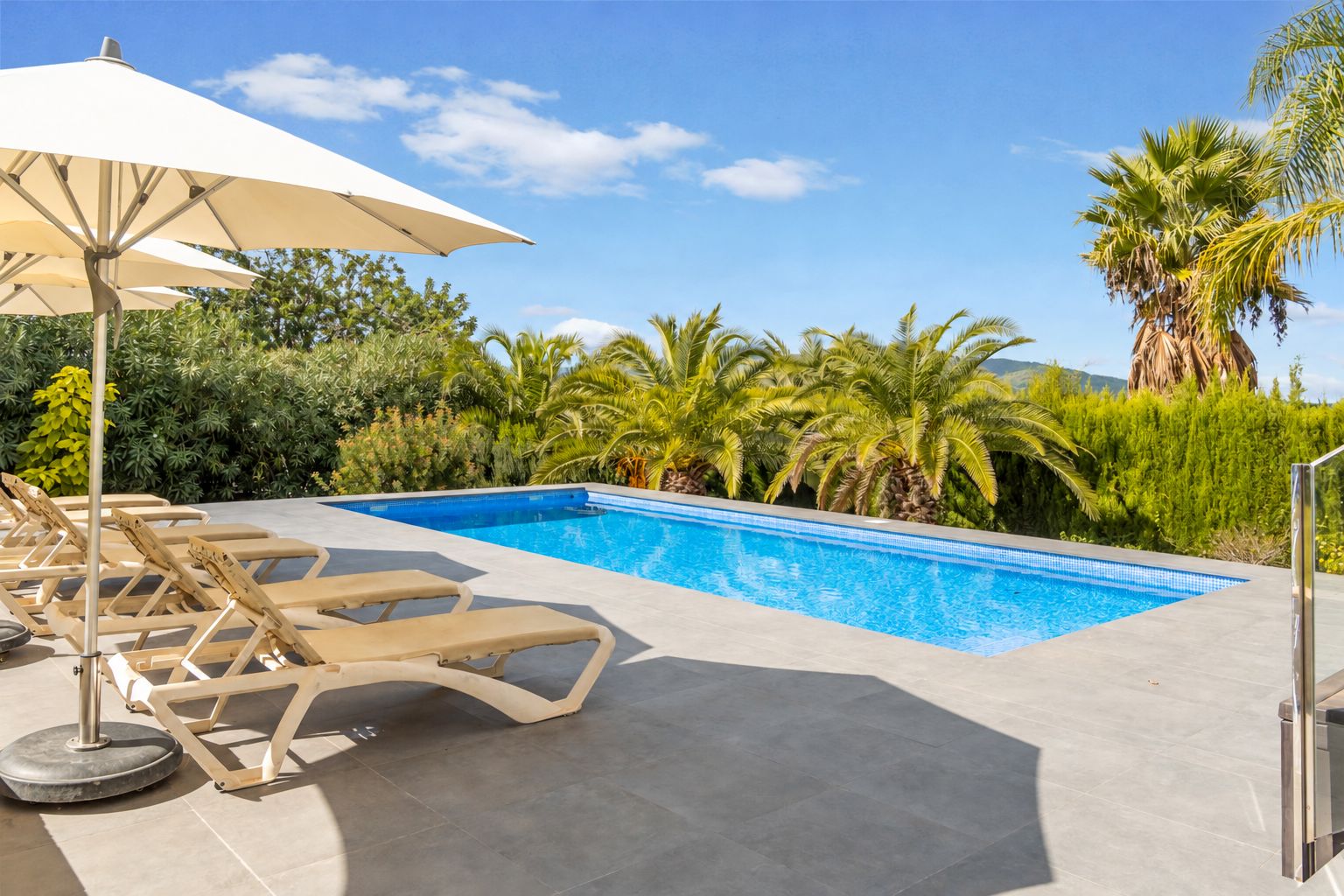 Pool und Terrasse