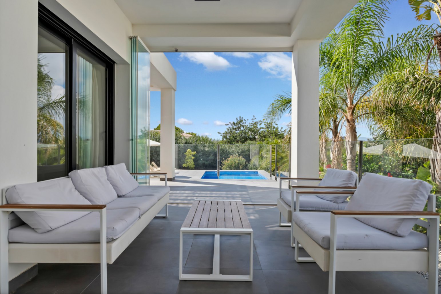 Überdachte Terrasse mit Poolblick