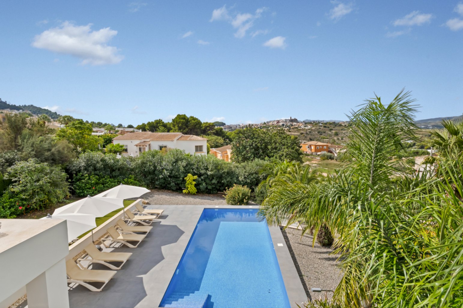 Swimmingpool mit offener Aussicht