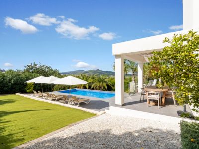 Garten mit Pool und Terrasse