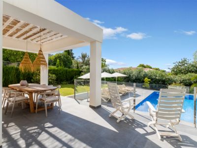 Überdachte Terrasse und Pool