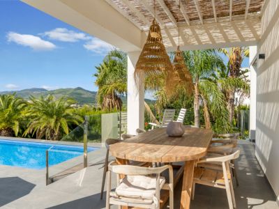 Überdachte Terrasse am Pool