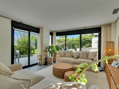 Wohnzimmer mit Zugang zum Garten