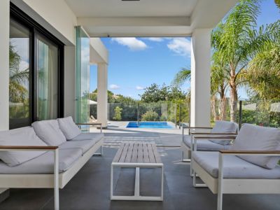 Überdachte Terrasse mit Poolblick