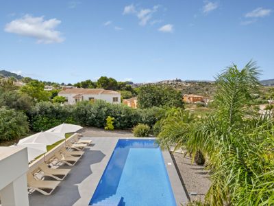 Swimmingpool mit offener Aussicht