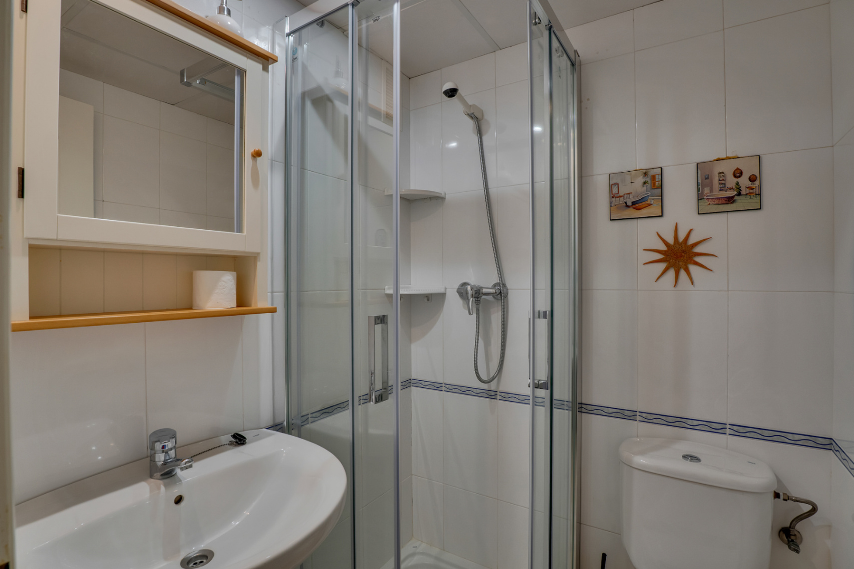 Badezimmer mit Dusche
