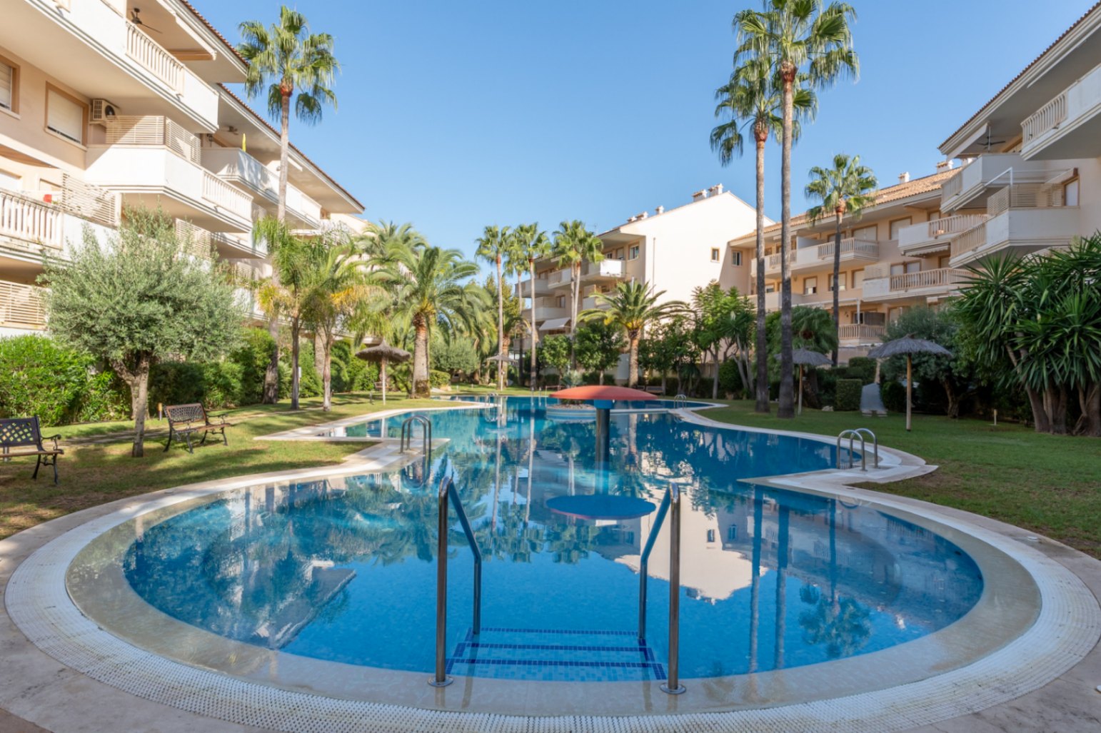 Gemeinschaftspool und Gartenanlage