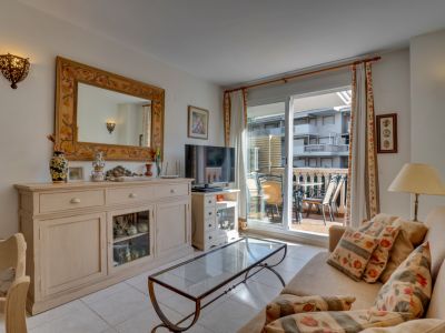 Wohnzimmer mit Zugang zur Terrasse