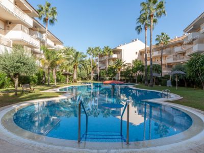 Gemeinschaftspool und Gartenanlage