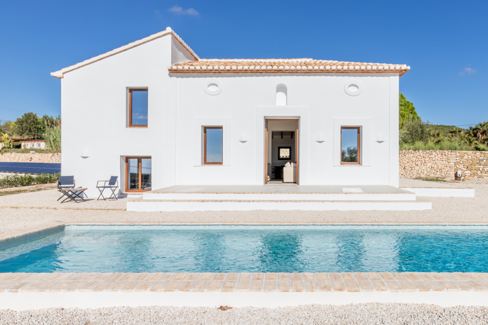 Hausfassade mit Pool