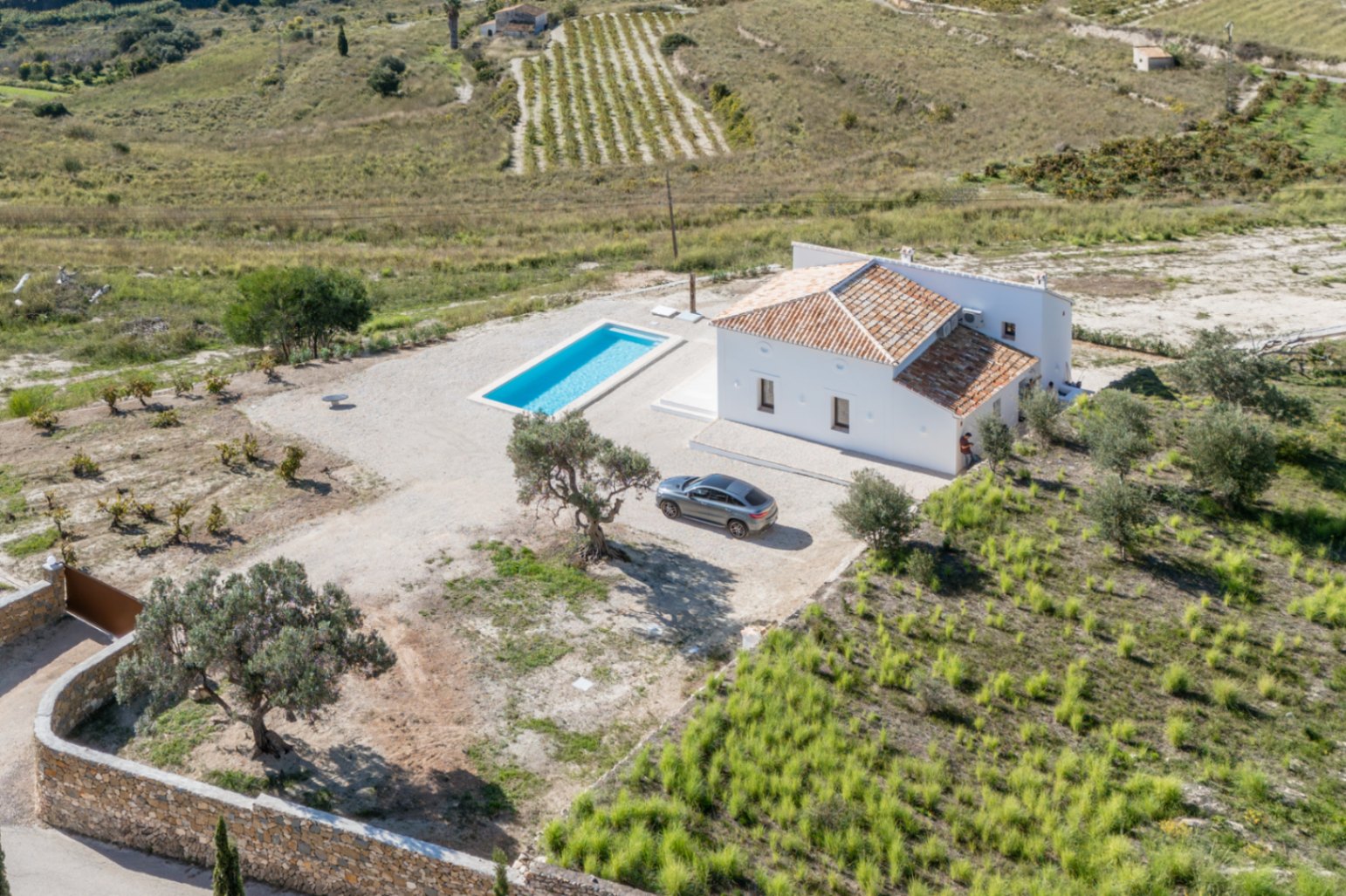 Luftaufnahme von Haus und Pool