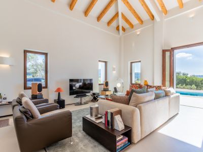 Wohnzimmer mit Zugang zum Pool