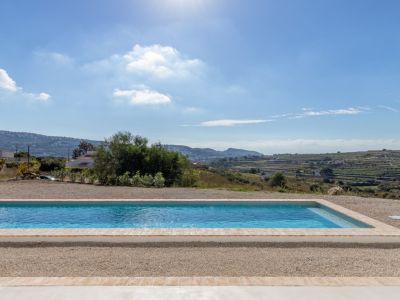 Swimmingpool mit Meerblick