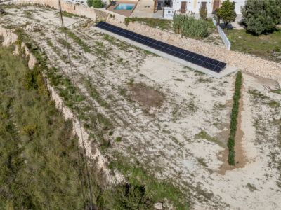 Grundstück mit Solaranlage