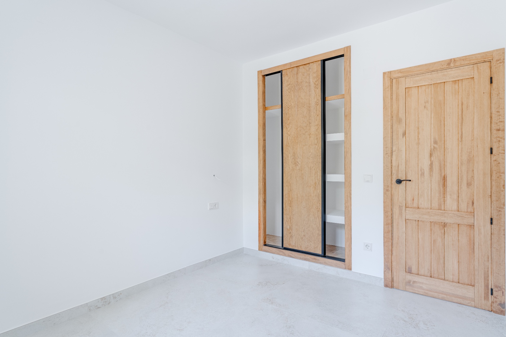 Schlafzimmer mit Einbauschrank