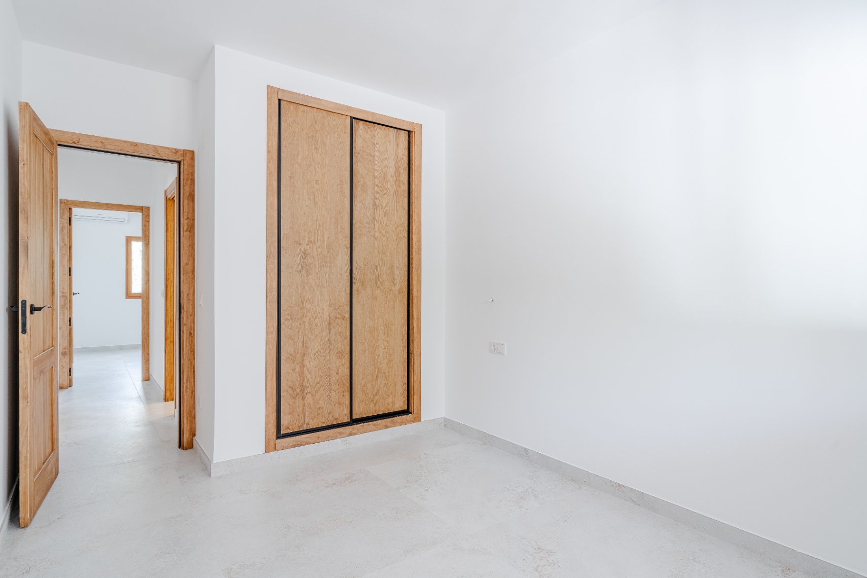 Schlafzimmer mit Einbauschrank