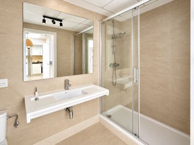 Badezimmer mit Dusche