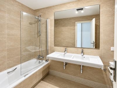 Komplettes Badezimmer
