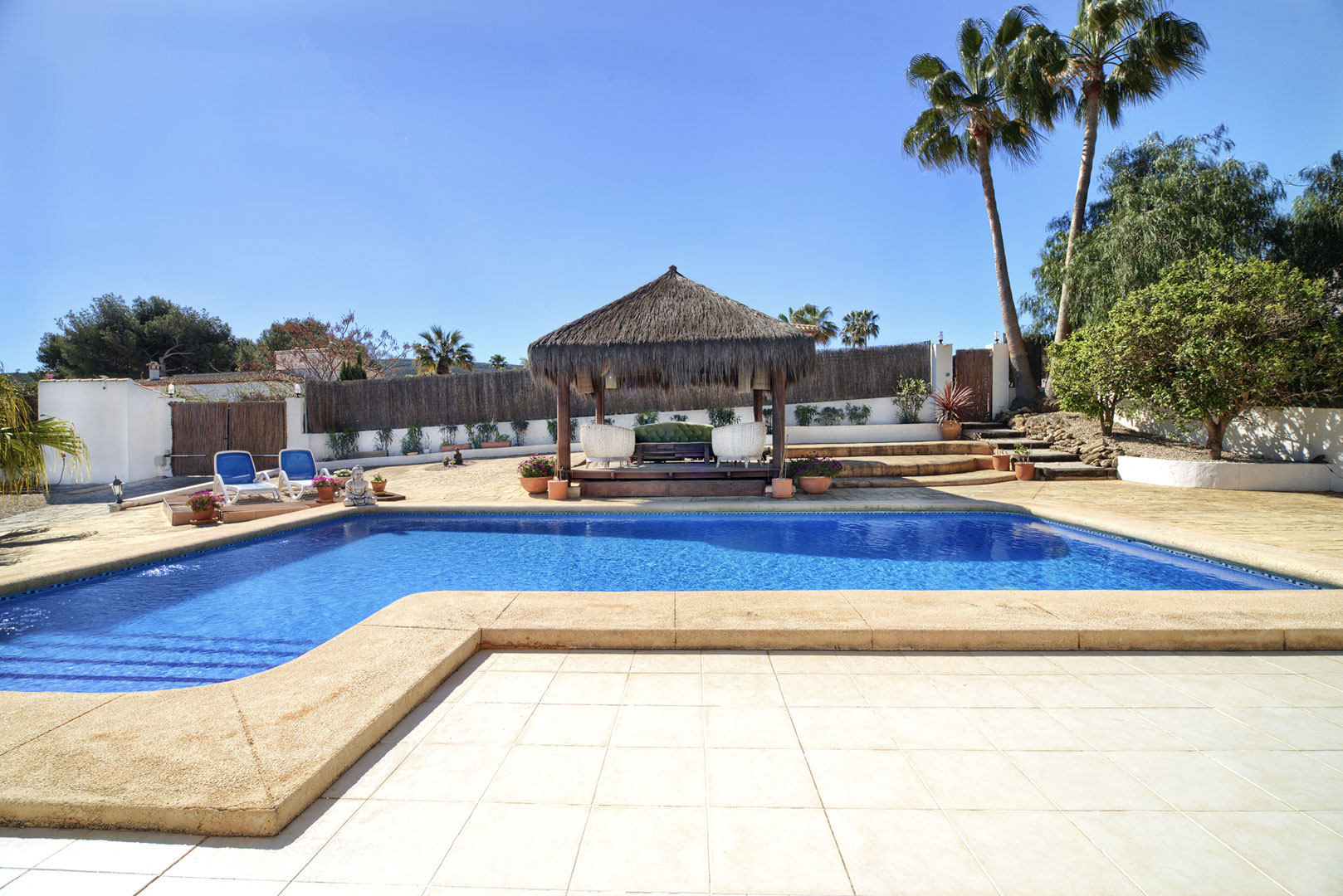 Swimmingpool und Pergola