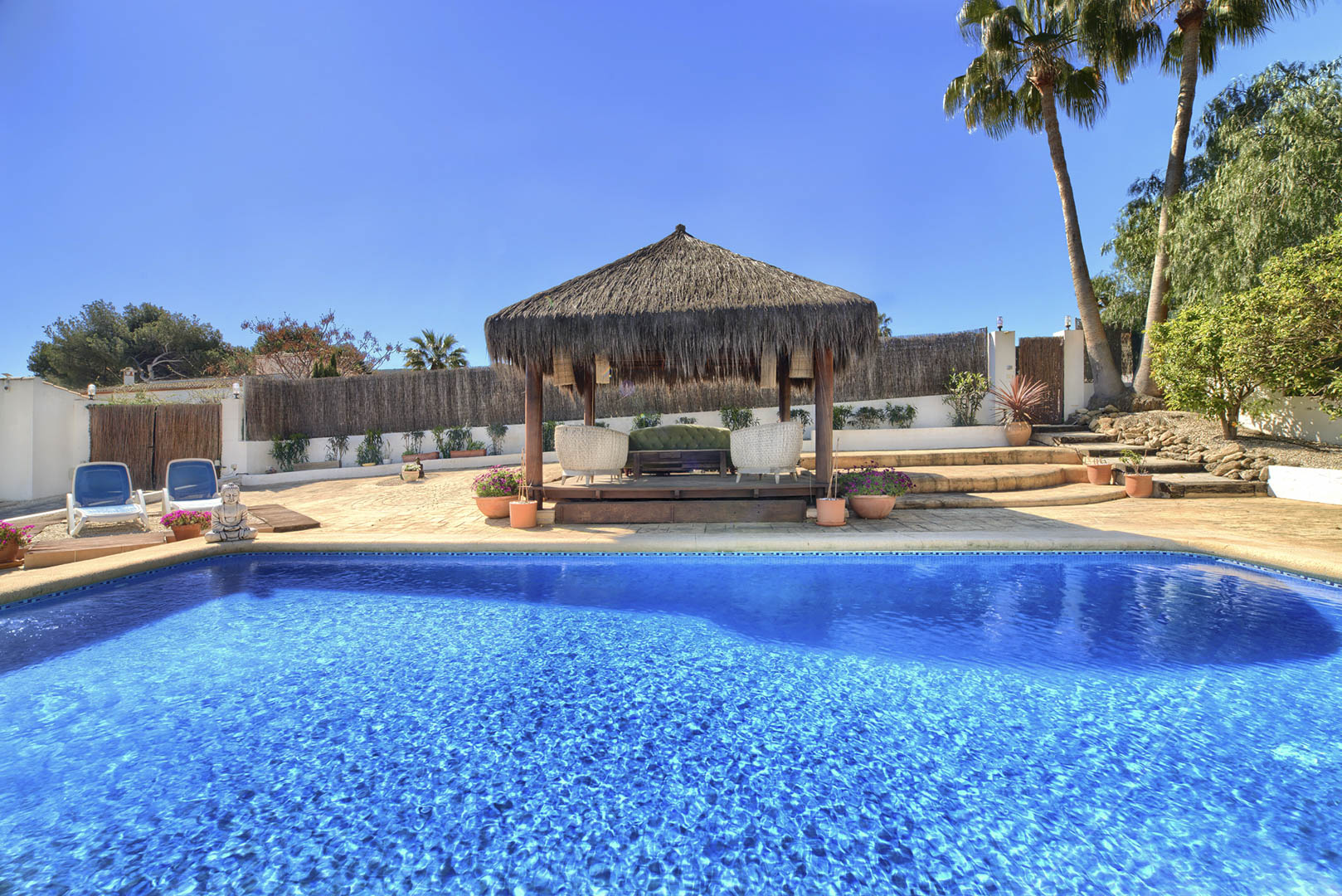 Swimmingpool und Pergola