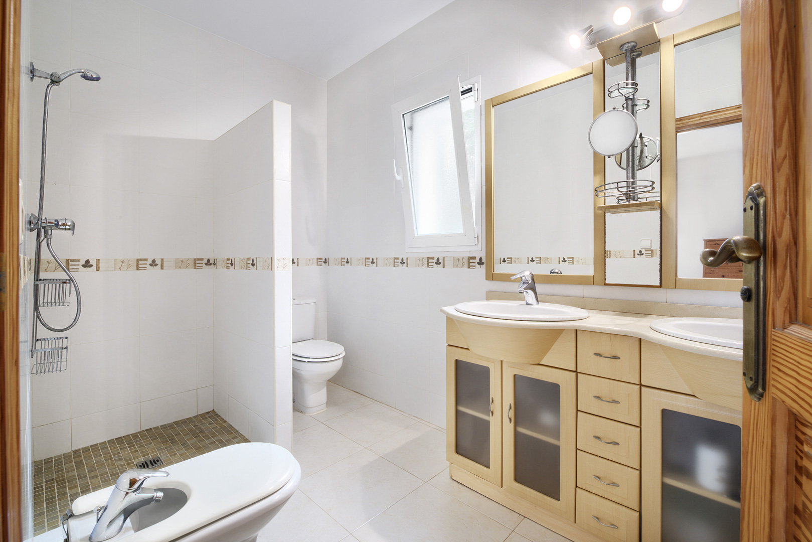 Badezimmer mit Dusche