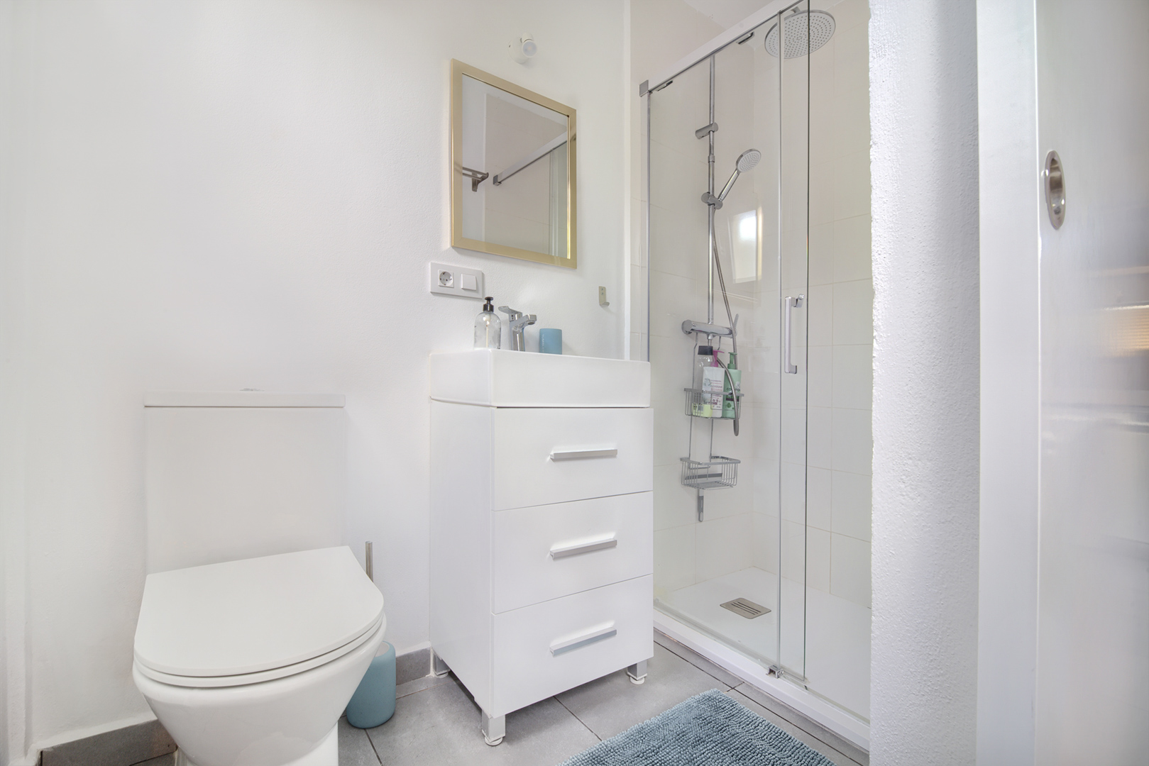 Badezimmer mit Dusche