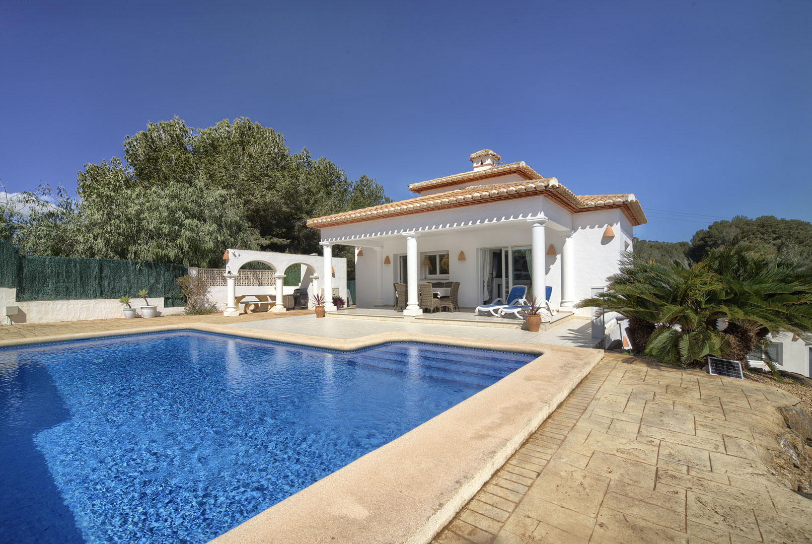 Swimmingpool und überdachte Terrasse
