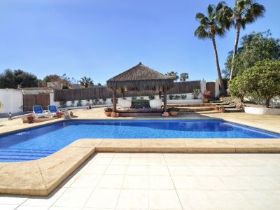 Swimmingpool und Pergola