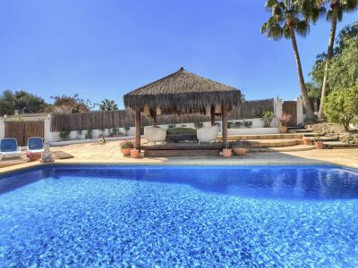 Swimmingpool und Pergola