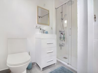 Badezimmer mit Dusche