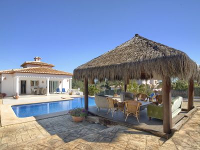 Pool und Pergola