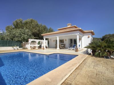 Swimmingpool und überdachte Terrasse