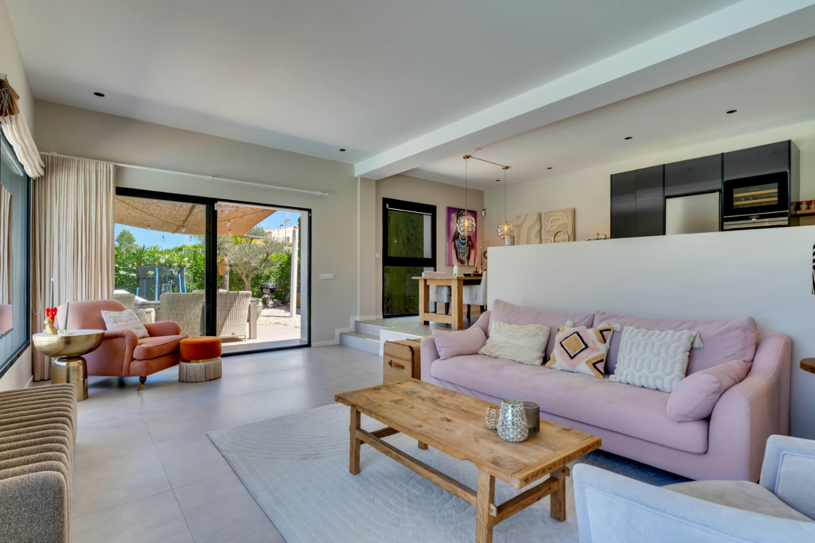 Wohnzimmer mit Zugang zur Terrasse
