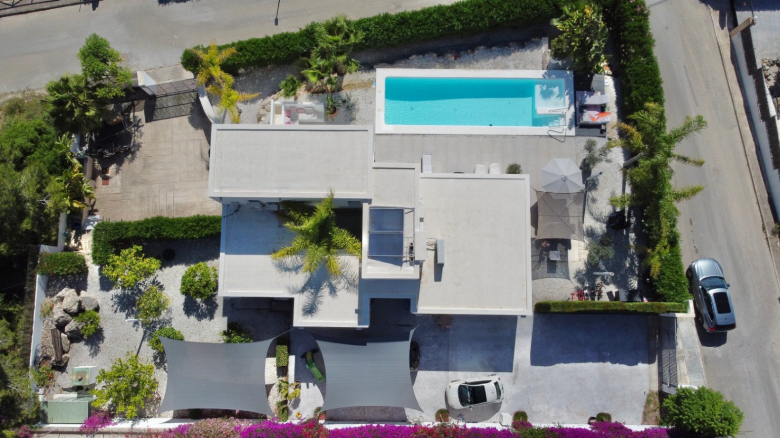Luftaufnahme der Villa mit Pool
